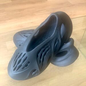 YZY FoamRunners in Black Size 8M